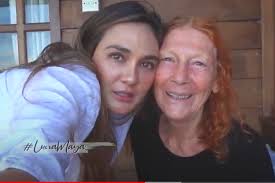 Luna maya lahir di denpasar, bali, indonesia. Luna Maya Hadiahkan Ipad Untuk Ibunya Yang Berulang Tahun Halaman All Kompas Com