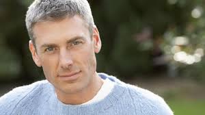 Pria Rambut Abu-abu Kini Dianggap Modis Bukan 'Tua'