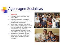 Sebagai agen sosialisasi, keluarga terdiri dari dua jenis, yaitu keluarga inti, terdiri dari ayah, ibu, dan anak, dan keluarga besar, yang di dalamnya juga terdapat kakek, nenek, paman, bibi, dan lain sebagainya. Agen Agen Sosialisasi Ppt Download