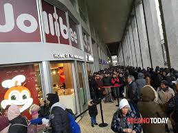 Jul 29, 2019 · from those few outlets in the late '70s, jollibee has opened branches all over the world, from papua new guinea to milan, mascots have come and gone (rip mico), tv shows have been produced, prime ministers have driven through. Apre A Milano Jollibee Il Fast Food Piu Famoso Delle Filippine