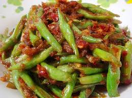 Saat merebus daun singkong dan daun pepaya, tambahkan sedikit soda kue dalam air rebusannya agar warna daun tetap hijau cantik dna teksturnya empuk. Resepi Kacang Sambal Pedas