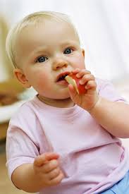 Foto de stock de Tortas De Arco Iris Colorido Sobre Plato Blanco.