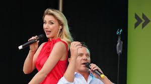 Später stand sie mit einer roten rose im publikum. Wegen Hochzeit Andrea Berg Witzelt Uber Stefan Mross Promiflash De