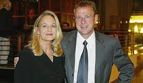 Gerüchte über die immer wieder neuein frisuren von ralf rangnick sind oft in den üblichen klatschzeitschriten zu finden. Die Ehefrauen Der Fussballtrainer Auch Die Coaches Haben Ihre Wags Seite 8
