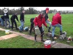 Je speelt met vuur, dus blusmiddelen zijn een vereiste. Carbidschieten 2018 Feanwalden Walterswald En Rinsumageast Youtube