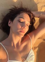 Aybüke Pusat çölde sere serpe uzandı! İşte sosyal medyayı sallayan  kareler...