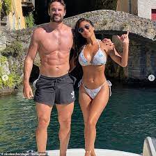 This star has excelled in her profession as an american singer, songwriter, dancer, actress and television personality. Nicole Scherzinger And Boyfriend Thom Evans Soak Up The Sun In Some Snaps From Their Trip To Italy Oltnews
