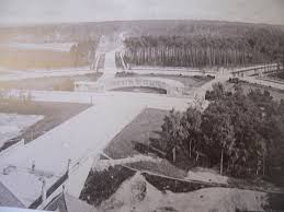 Buch zur Jubiläumsausstellung: Was es bedeutet, wenn die Mitte fehlt?