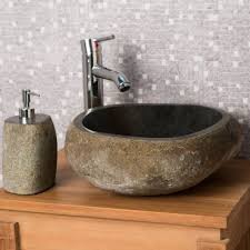 Pour Une Salle De Bain A L Esprit Naturelle Et Zen Choisissez La Vasque A Poser En Pierre De Galet De Riviere Taillee Artisanal Vasque Vasque A Poser Comptoir