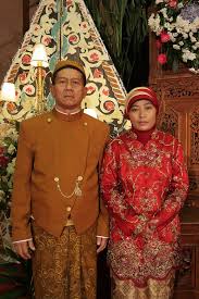 Trend mode di dunia fashion semakin semarak dengan inovasi dari para desainer dan produsen busana, karena trend baju gaun orang tua setiap tahun merupakan hal wajib bagi sekomponen wanita. Model Kebaya Muslim Orang Tua Pengantin Hijabfest