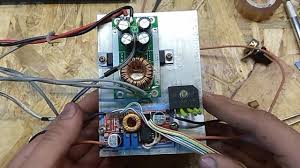 În figura 1.10 este dată schema de principiu a unui redresor simplă alternanţă cu tensiunea de ieşire reglabilă în limite largi (vezi tabelu. Cum SÄ Faci O SursÄ De Alimentare ReglabilÄ Youtube