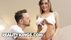 Tombul Memelerin Açılışını Yapan Sapık Ruhlu Fantezi Aşığı - Porno İzle