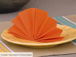 Comment plier la serviette pour faire un bâteau? Pliage De Serviettes L Eventail Le B A Ba Du Pliage Femme Actuelle Le Mag