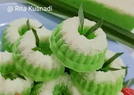 Siapkan panci, lalu isi dengan tepung beras dan 700 ml santan, aduk sampai rata. Recipe Yummy Putu Ayu Tepung Beras