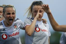 Şampiyonlar ligi'nde mücadele edecek beşiktaş kadın futbol takımı'ndan başak gündoğdu ve didem 25 yaşındaki defans oyuncusu didem karagenç de başak gündoğdu ile aynı fikirde. Turkcell Kadin Futbol Ligi Nde Sampiyon Besiktas Oldu