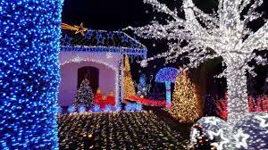 Alle porte di milano, precisamente a melegnano, dove nella sua villa, il signor massimiliano goglio installa una vera e propria casa di babbo natale.una tradizione che lo vede protagonista da oltre 10 anni a questa parte, con un successo straordinario anno dopo anno. Melegnano Torna Ad Accendersi La Casa Di Babbo Natale