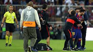 A sus 21 años, ángel correa se ha declarado listo para cubrir la ausencia que messi dejará en el al menos habrá que reconocer el atrevimiento de correa y también esperar que en el campo esté a la. Dangerous Mistake Of The Stadium Security A Fan Hugged Messi