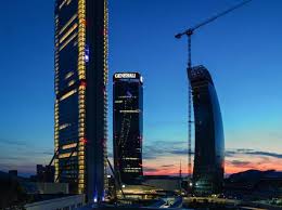 Il primo grattacielo costruito in italia è il torrione ina di brescia, completato nel 1932 e progettato da marcello piacentini, mentre il primo grattacielo italiano ad aver superato i 100 m è la torre piacentini di genova, del 1940; Milano I Grattacieli Di Citylife Crescono A Vista D Occhio Dieci Anni In Timelapse