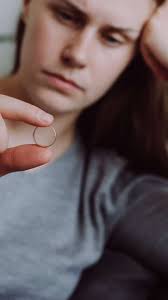 Feito em cartório: 'contrato de namoro' existe no Brasil desde 1990