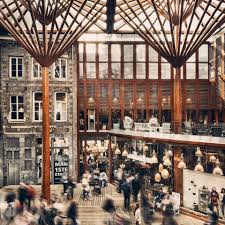 Be sure to walk around its historic atrium and to visit its treasury that's home to many interesting paintings and statues. Einkaufszentren In Maastricht Und Umgebung Besuche Maastricht