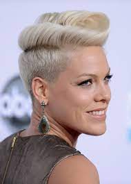 Kurzhaarfrisuren Damen Sidecut Pompadour Haartolle Ohrringe Pink Kurzhaarfrisuren Haarschnitt Vintage Frisuren
