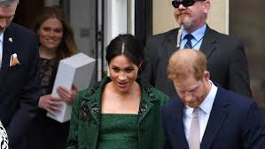 A riguardo nelle scorse settimane erano circolate diverse indiscrezioni, che ora trovano conferma ufficiale. Meghan Markle E Incinta Del Secondo Figlio