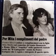 Da ragazzo, negli anni della dolce vita, giocando a fare il playboy, quando vedeva una bella donna al volante di una macchina, magari ferma al semaforo, ci si buttava dentro, strafottente e sicuro dei suoi mezzi: Mita Medici Ed Ecco Da Parte Di Un Amico Mi Arrivano Facebook