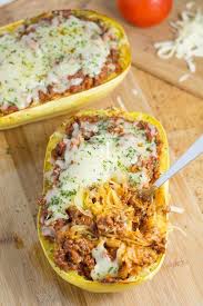 Courge Spaghetti Au Four Avec Sauce A La Viande De Tomate In 2020 Baked Spaghetti Squash Recipes Squash Recipes Baked Spaghetti Squash