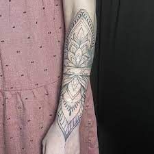 Whether you are new to the tattoo scene or an addict to the ink. Danique Specialist In Blackwork Lijnwerk En Dotwork Tattoos