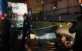El autobús que quedó con las llantas hacia arriba, es retirado del lugar y llevado al corralón de la policía federal. Mueren 11 Pasajeros Tras Fuerte Choque En La Mexico Pachuca La Prensa Noticias Policiacas Locales Nacionales