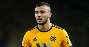 وفي وولفرهامبتون، يبرز اسم المغربي رومان سايس كممثل للاعبين العرب في فريق المدرب البرتغالي نونو سبيرتو سانتو، حيث دخل موسمه الرابع مع الفريق. Ø³Ø§ÙŠØ³ ÙŠÙ‚ØªØ±Ø¨ Ù…Ù† Ø§Ù„Ø±Ø­ÙŠÙ„ Ø¹Ù† ÙˆÙˆÙ„ÙØ±Ù‡Ø§Ù…Ø¨ØªÙˆÙ† Ø§Ù„Ø¥Ù†Ø¬Ù„ÙŠØ²ÙŠ Botola Info