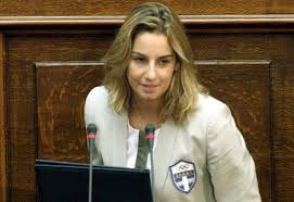 Το μακεδονία tv ξεκίνησε τη λειτουργία του το 1990 και αρχικά ήταν περιφερειακής εμβέλειας για την κεντρική μακεδονία. Sofia Mpekatwroy Paraith8hke O Adamopoylos Apo Thn Omospondia Grtimes Gr