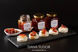 Dulce, acrișoară și iute doar puțin peste măsură, această dulceață va fi minunată la iarnă cu diverse fripturi. Dulceata De Ardei Iute Cu Vin Si Mirodenii Dana Tudor Love To Cook