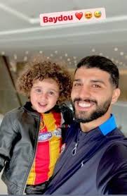 وأشارت الصحيفة إلى أن الزمالك عرض على فرجاني ساسي مبلغ مليون و500 ألف يورو في الموسم، إلا أن الدولي التونسي يريد الحصول على 2 مليون و600 ألف يورو، وهو ما رفضه مسؤولو الزمالك أيضا. ØµÙˆØ±Ø© ÙØ±Ø¬Ø§Ù†Ù‰ Ø³Ø§Ø³Ù‰ ÙŠØµØ¯Ù… Ø¬Ù…Ø§Ù‡ÙŠØ± Ø§Ù„Ø²Ù…Ø§Ù„Ùƒ ÙˆÙŠØ¸Ù‡Ø± Ù…Ø¹ Ø§Ø¨Ù†Ù‡ Ø¨Ù‚Ù…ÙŠØµ Ø§Ù„ØªØ±Ø¬Ù‰ Ù…Ø¨ØªØ¯Ø§