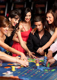 smiling-people-and-dealer-playing-roulette-P7KLDBV - Play with a ...