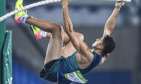 Nas provas de salto em distância, a tábua de impulsão é substituída por uma marca de cal que permite medir o salto do ponto exato em que se produz a última pegada. Tres Brasileiros Chegam Ao Mundial Com Chances Reais De Medalha