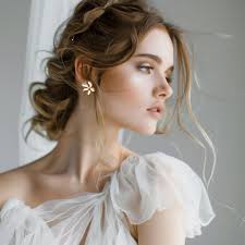 エレガントなゴールドとホワイトフラワーのウェディングスタッドイヤリング、ロマンチックなブライダルイヤリング、ミニマリストジュエリー、花嫁のための繊細なイヤリング 