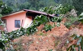 Tanah runtuh di malaysia ialah bencana alam biasa di malaysia yang berlaku di sepanjang lereng bukit dan lereng curam. Lelaki Dikhuatiri Tertimbus Tanah Runtuh Di Batu Kurau Free Malaysia Today Fmt