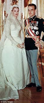 Does Kate Middleton S Wedding Gown Deserve Its Own Wikipedia Page Website Editors Bicker Over Frankly Trivial Entry Konigliche Hochzeitskleider Grace Kelly Hochzeit Promi Hochzeiten