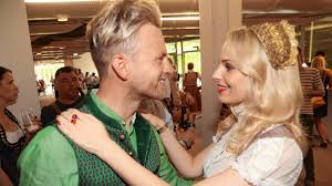 Andreas gabalier ist das zweitälteste der vier kinder von wilhelm und huberta gabalier. Dancing Stars Coup Silvia Schneider Die Mit Den Gabaliers Tanzt Krone At