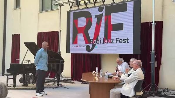 Checco Zalone dottore in pianoforte jazz a Foggia: “Sognavo di fare il jazzista, ma non ero bravissimo”
