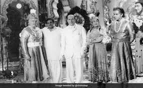 Presenting bollywood movies full movie (hindi movie, bollywood movies, old bollywwod movies, hindi movies) mughal e azam starring : Rishi Kapoor Posts Rare Pic Of Mughal E Azam Sets From When Italian Filmmaker Roberto Rossellini Dropped By