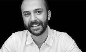 Ayrıca ikizi olan kaya akkaya da kendisi gibi oyuncudur. Sarp Akkaya Kimdir Nereli Kac Yasinda Boyu Kilosu Burcu Iste Hayati