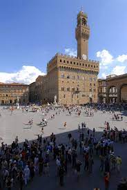 The passage starts from the government palace, palazzo vecchio, goes through the uffizi, then runs parallel to the river above a portico and crosses over the ponte vecchio. Palazzo Vecchio Florenz Um 1300 Florenz Palazzo