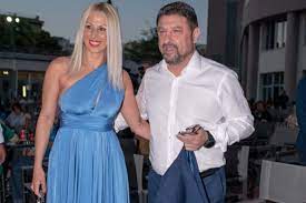 Συγκλονιζει ο συζυγοσ τησ 44χρονησ που πεθανε μετα το. Nikos Xardalias Me Th Gynaika Toy Sthn Parastash Toy Zaxaratoy