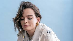 100+] Le Foto Di Emma Mackey