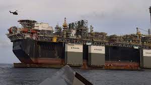 Mitt skip er lastet med en norsk oljeplattform. One Dead Five Medevaced In Incident Aboard Giant Heavy Lift Ship