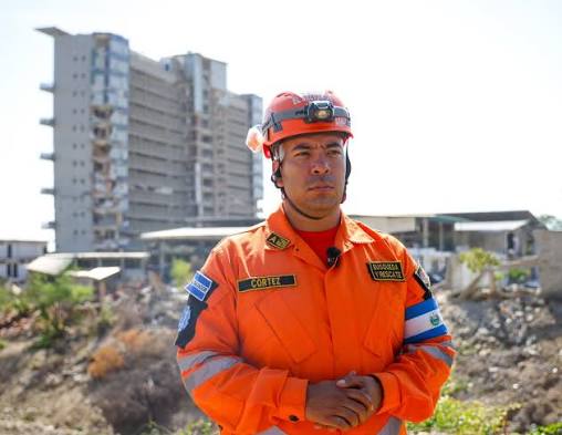 🇸🇻🇻🇪 Desde La Guaira, Venezuela, el jefe de la misión humanitaria de El  Salvador, Roberto Giovanni Cortez Campos, y el jefe del personal médico en  la misión humanitaria en Venezuela, Roberto Gavidia,