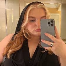 Amber Bellis's Instagram, Twitter & Facebook