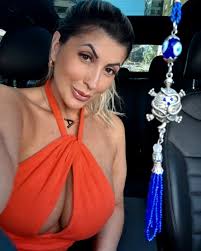 Eu não dou a ninguém o direito de julgar a minha vida, de criticar minhas  escolhas, de menosprezar minhas batalhas, de minimizar minhas dores e  diminuir os meus medos. Por baixo dessa